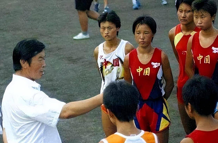 开云体育入口-“体坛败类”马俊仁，强迫队员集体割阑尾，亲自为女队员使用禁药|马家军|王军霞|举报信|教练|姑娘_新浪体育_新浪新闻